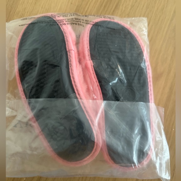 Vicstoria's Secret Closed-Toe Faux Fur Slippers - Picture 3 of 3